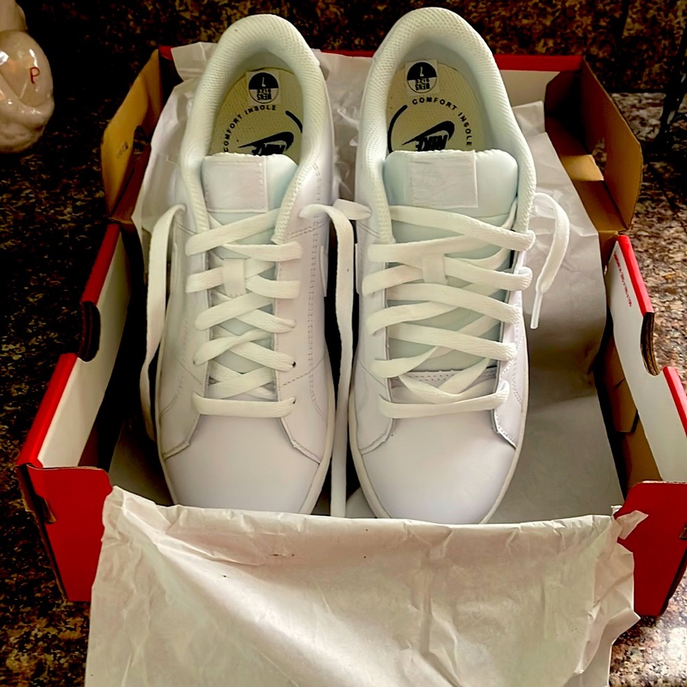 Nike Court Royals 2 (Mens size 7/ Women 8.5).